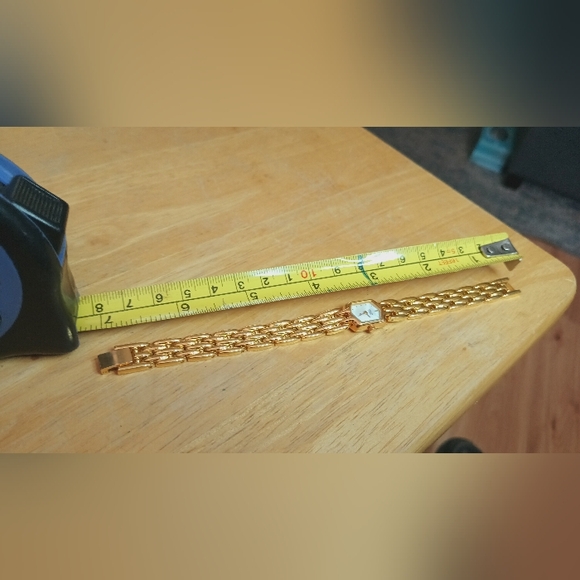 Citizen Petite Gold tone case with Mother Of Pearl Dial 2 Gold  Hand Movement - Picture 7 of 16